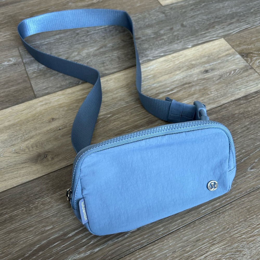 Lululemon Everywhere Belt Bag Aero Blue
